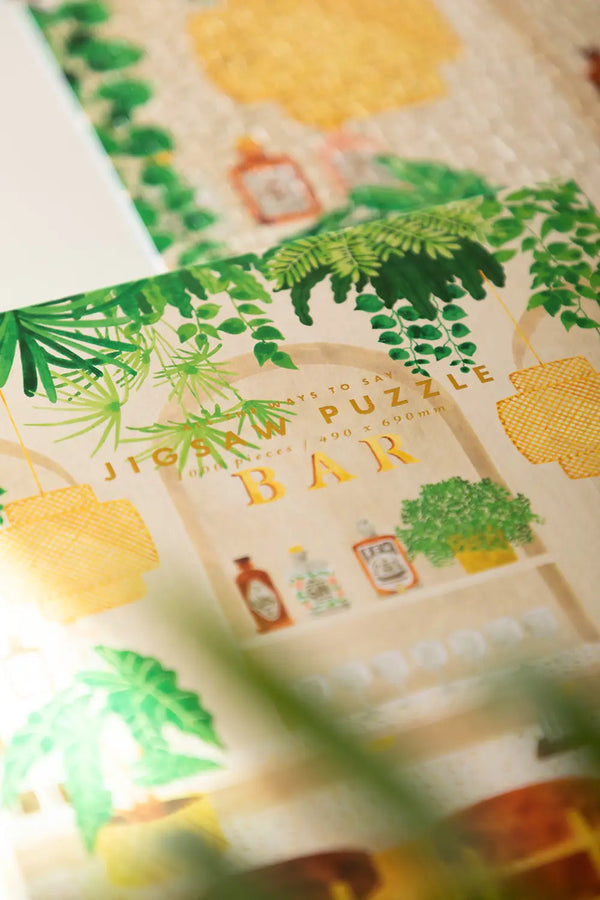 Bar - Puzzle 1000 pieces: close-up of the "Jigsaw Puzzle Bar" gold lettering on the product packaging.