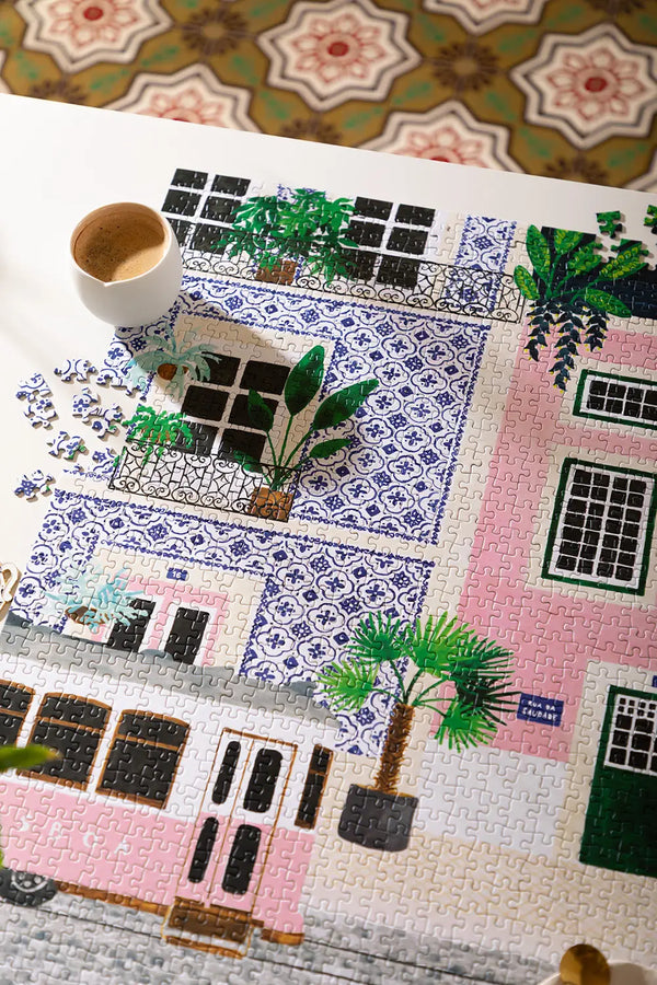 Lisboa - Puzzle 1000 pieces: lifestyle shot of the puzzle with a cup of coffee and assembly in progress.